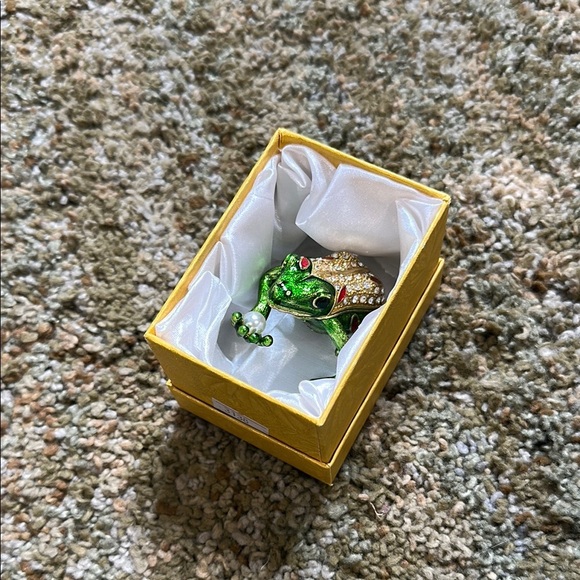 Frog Kissing the Pearl Trinket Ring Box Hinged Hand Painted Figurine Jewel NWOT - Picture 2 of 16